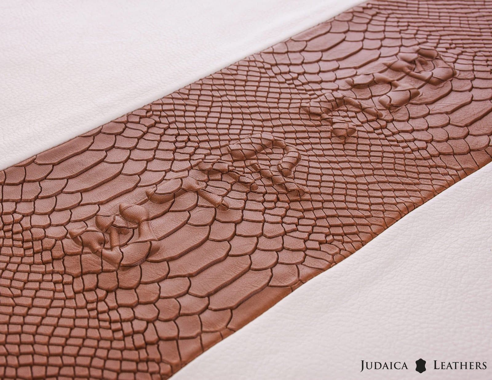 Cubre jalá de cuero genuino crema y serpiente coñac CH28, thumbnail 3